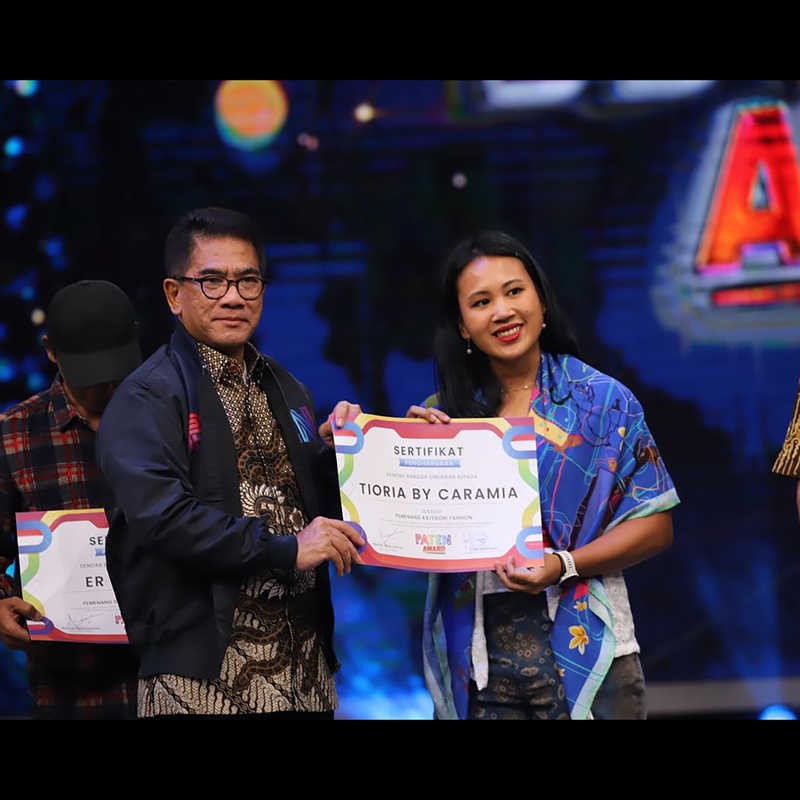 Tioria Wins the Fashion Category Award on TVRI’s Paten Show